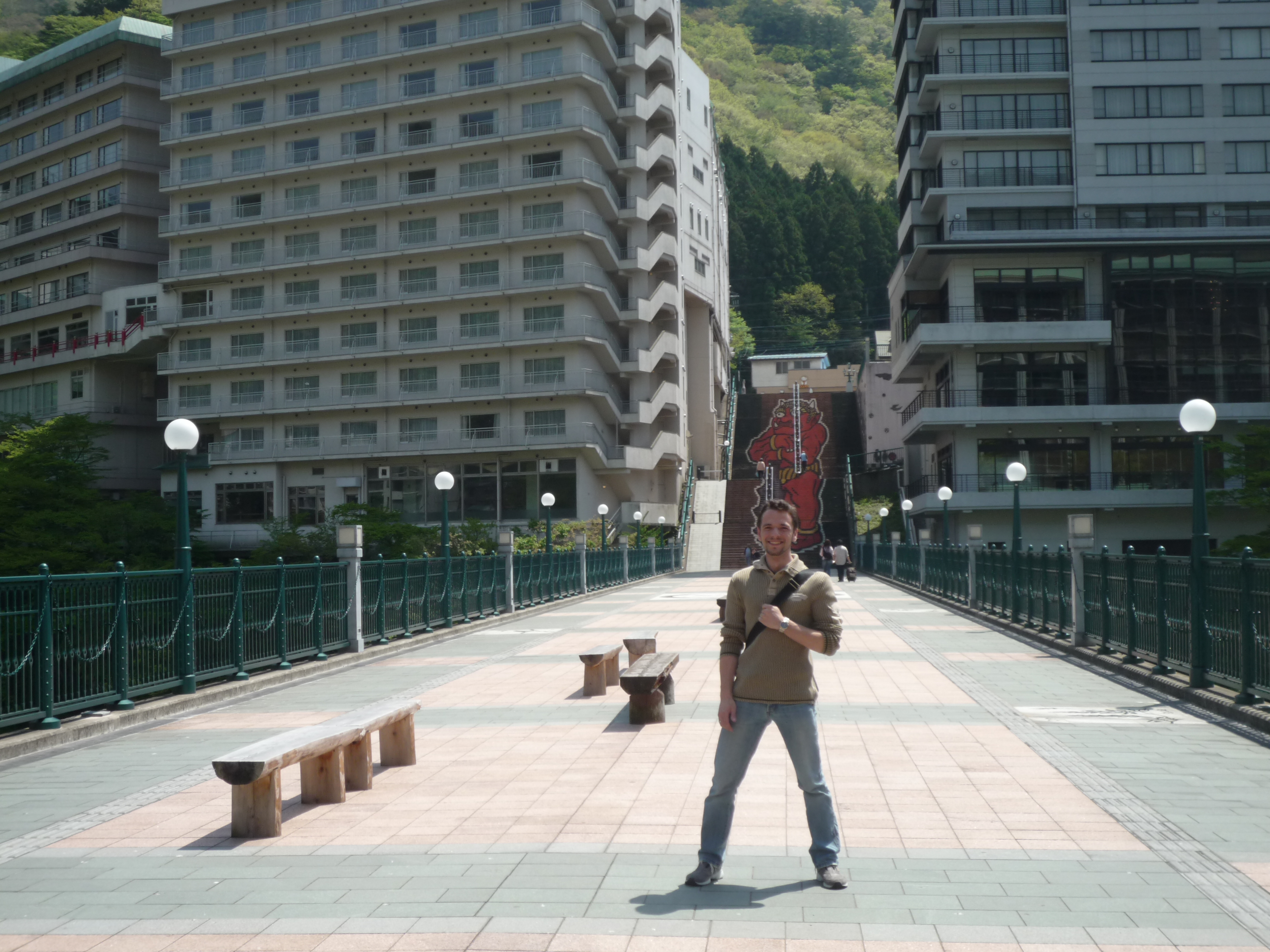 Sur un énorme pont